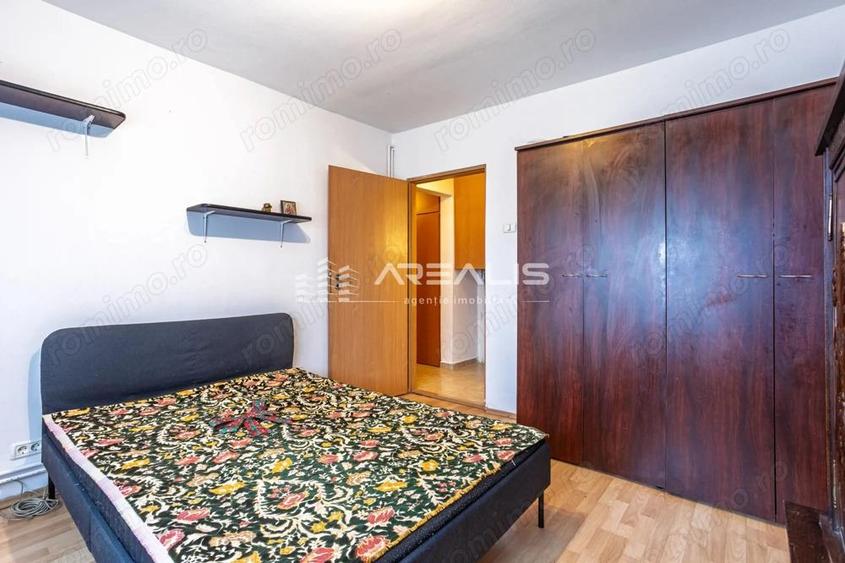 De inchiriat -Apartament 3 camere, decomandat, zona centrala - 18