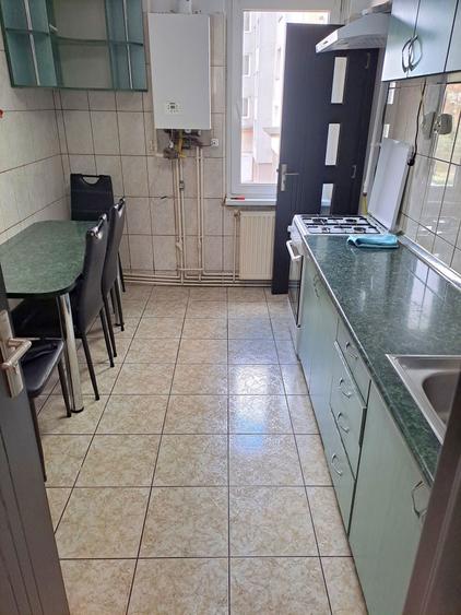 Inchiriez apartament 3 camere - 4