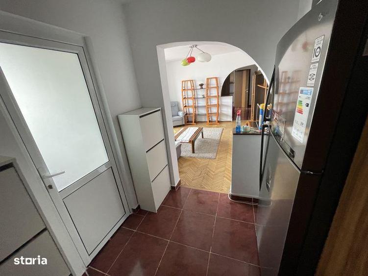 Apartament cu 3 camere semidecomandat, mobilat în Pajura