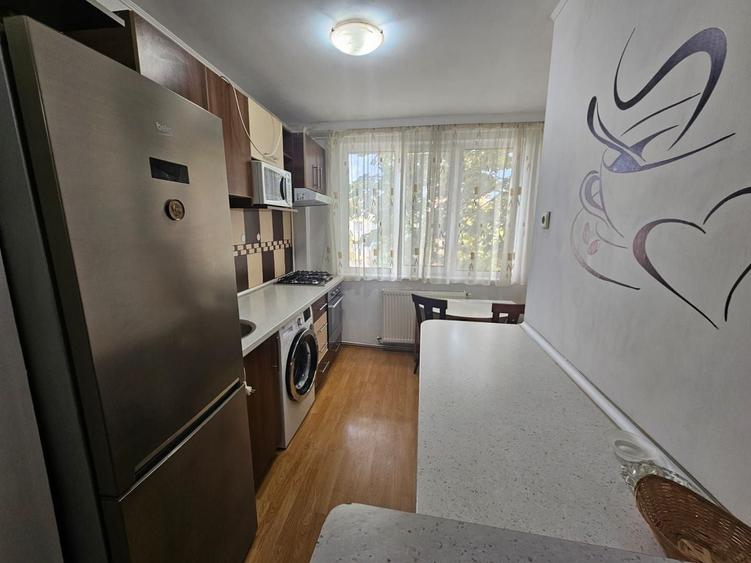 Apartament cu 3 camere semidecomandat în Negru Vodă