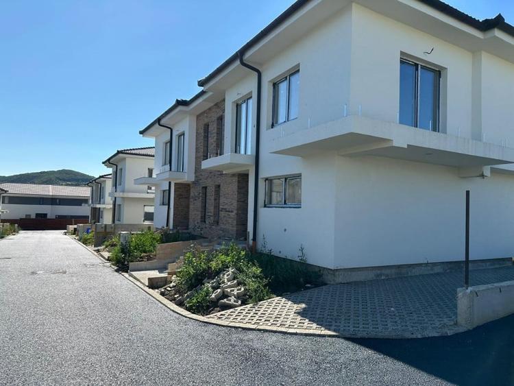 Duplex 100 mp utili, teren 200mp, ansamblu privat, Floresti - 1