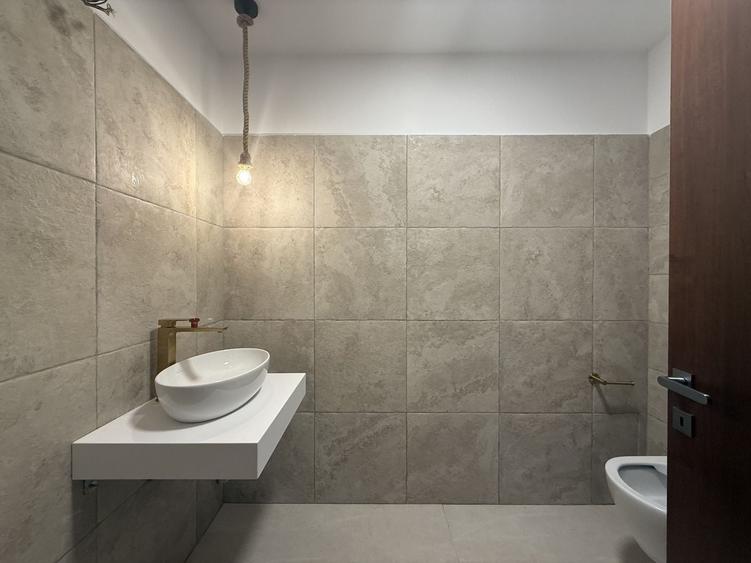 Apartament cu 3 camere semidecomandat, mobilat în Primăverii