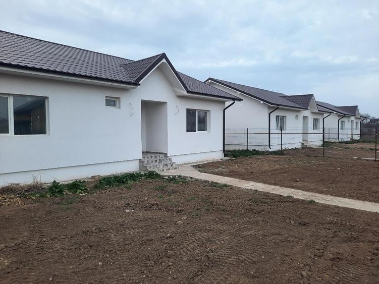 Casă individuală cu 4 camere cu Teren 490 Mp în Săbăreni