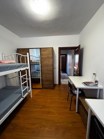 Apartament cu 4 camere semidecomandat în Tătărași