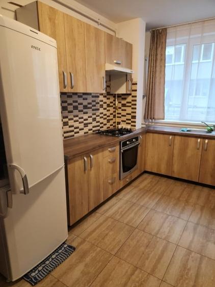 Apartament cu 3 camere semidecomandat, mobilat în Florești