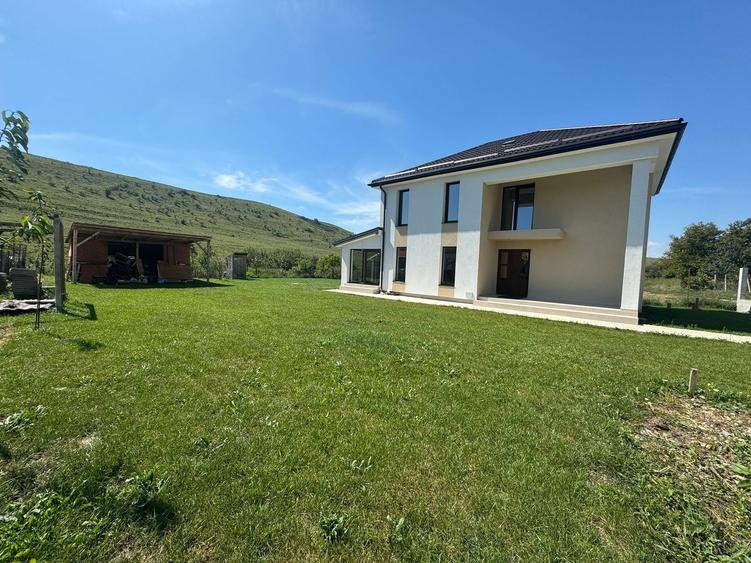 Casă individuală cu 5 camere cu Teren 1000 Mp în Pata