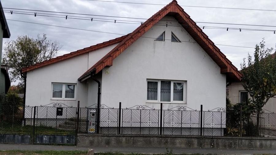 Casă cu 3 camere decomandat în Lazuri