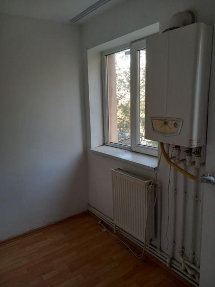 Apartament cu 3 camere semidecomandat în Gherăseni