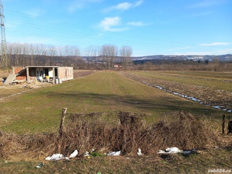 Teren de 2500 mp, în Mihăești
