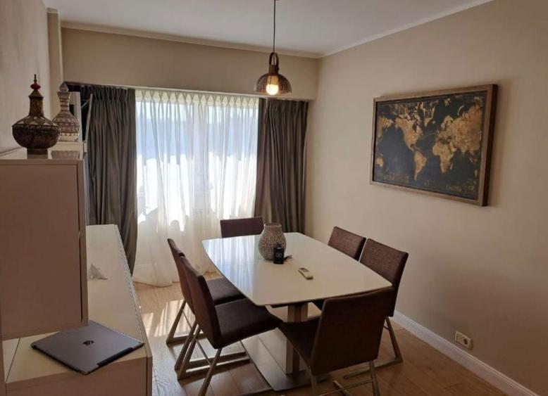 Apartament cu 4 camere semidecomandat în Calea Victoriei
