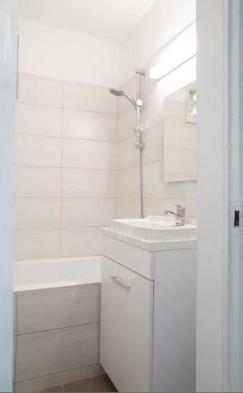 Apartament cu 3 camere semidecomandat, mobilat în Ștefan cel Mare