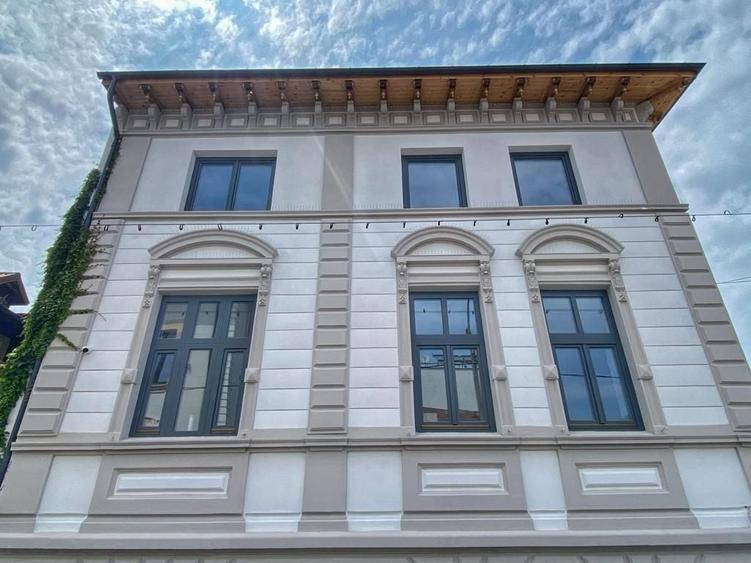 Casă individuală cu 10 camere cu Canalizare în P-ța Victoriei