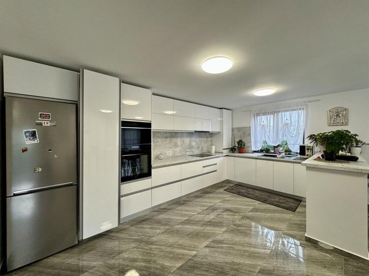 Casă Spațioasă de V&acirc;nzare &icirc;n Ghimbav | Două Apartamente | Teren 579 mp - 4