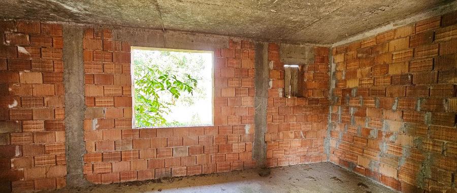 Proprietate la rosu, situata la 15 km de oras - 1