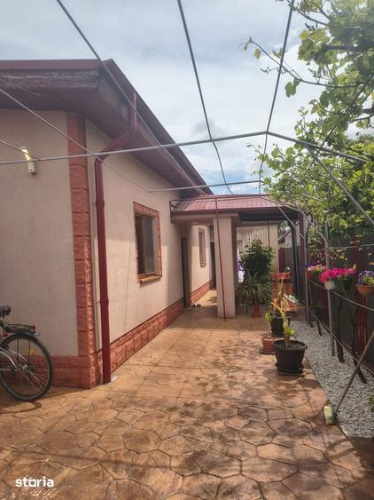 Casa cu curte, pivni?a ?i centrala pe gaz in zona urbana - 9