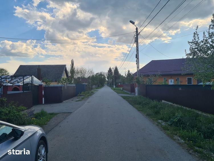 Teren intre case,la asfalt,curent,canalizare,apa,iluminat stradal. - 2