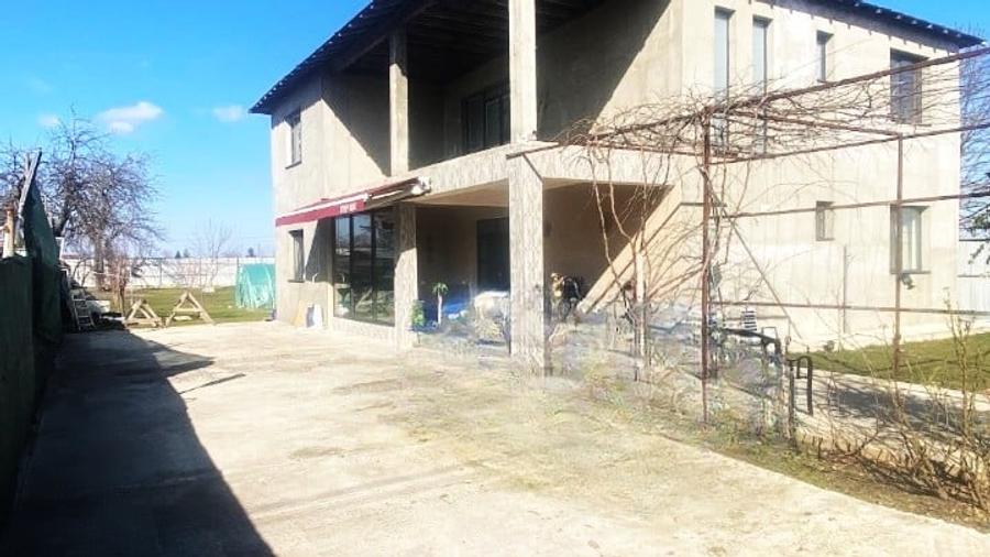 Casă individuală cu 7 camere cu Canalizare în Ștefăneștii de Jos
