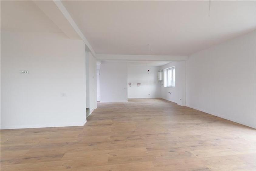 Vila in aliniament arhtectural luminos,  Sanpetru - 9