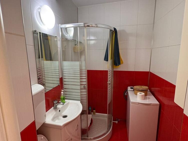 Apartament cu 3 camere semidecomandat în Drumul Taberei