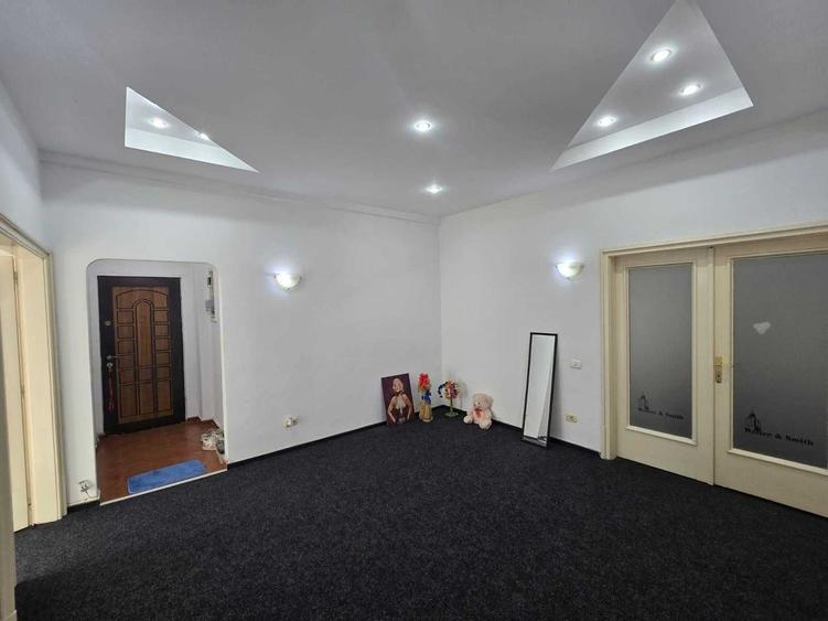 Apartament cu 4 camere semidecomandat în Victoriei