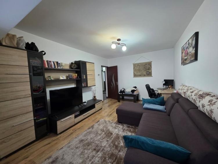 Etaj 1-Tg.Cucu-Pod de Fier -2 Camere Decomandat 72mp-bloc 86' - 1