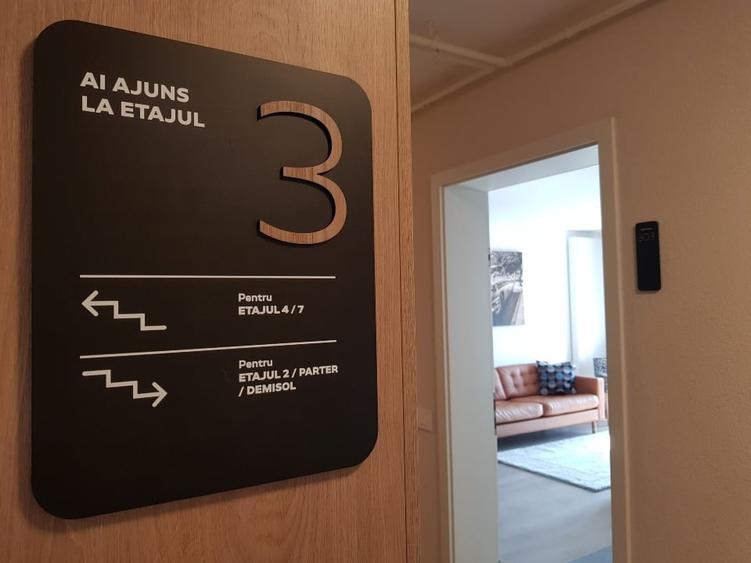 Studio premium pe pietonala Coresi Kasper, mobilat, utilat, parcare si boxa - 1