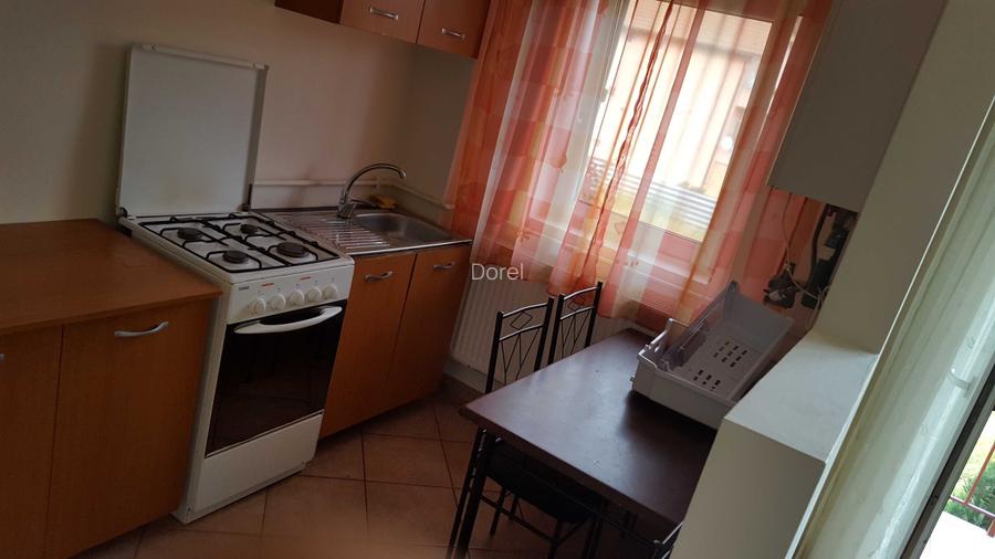Vand apartament str. Plopilor Floresti