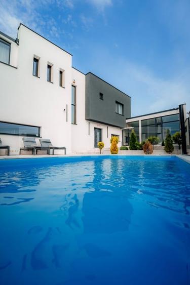 Casă individuală cu 10 camere cu Piscina în Sântana de Mureș