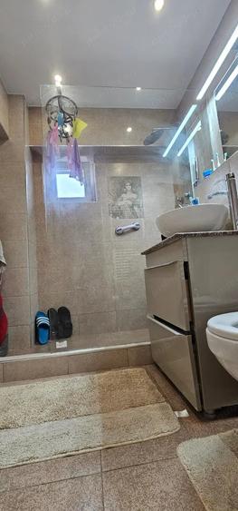 Casă cu 3 camere decomandat în Casa de Cultură