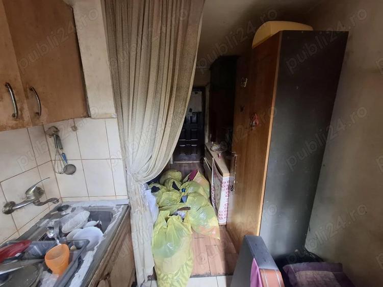 garsionera RAHOVA langa piata , etaj 3, 15mp, bloc din 1972 - 4