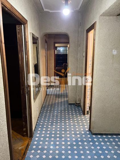 Apartament cu 3 camere decomandat în Podul de Fier