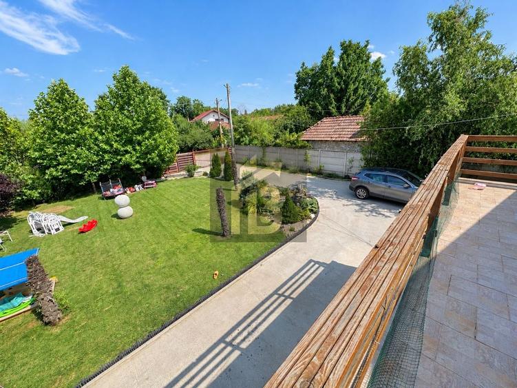 Casă individuală cu 7 camere cu Canalizare în Periș