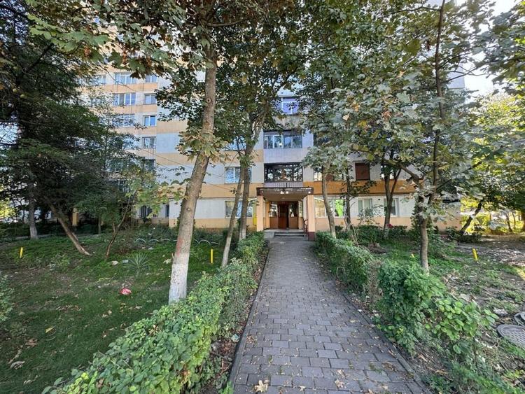Apartament cu 3 camere decomandat, mobilat în Cornișa