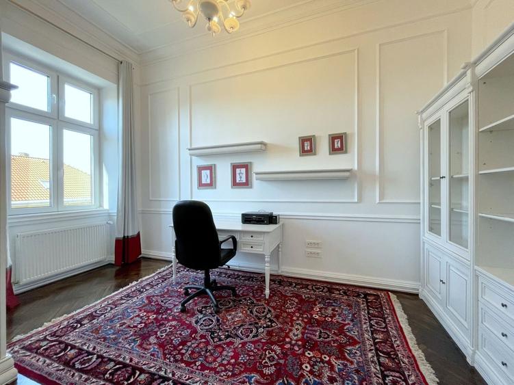 Apartament cu 3 camere semidecomandat, mobilat în Central