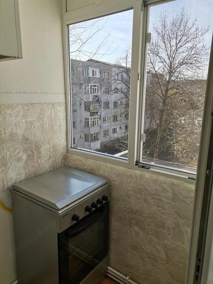 Apartament cu 2 camere semidecomandat în Podu Roș