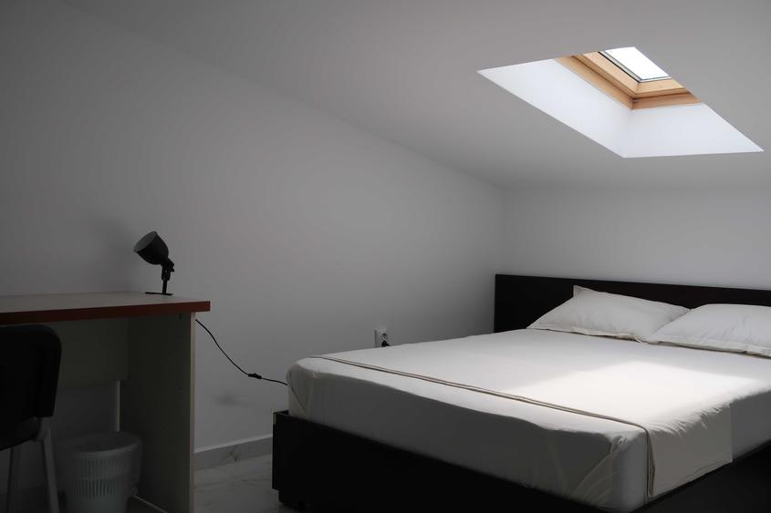 Apartament cu 3 camere semidecomandat în Trocadero