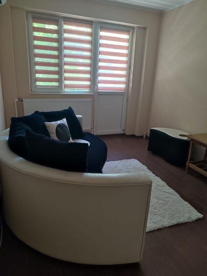 Apartament cu 3 camere semidecomandat în Sârbi
