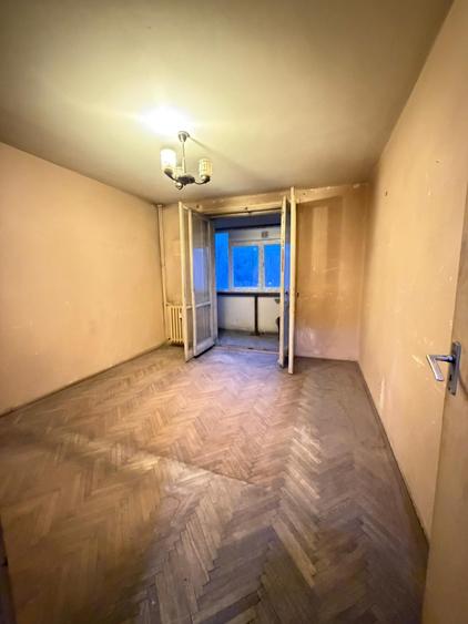 Titan, la 5 minute metrou Costin Georgian, pe intrarea Muncii, bloc 1977 - 1