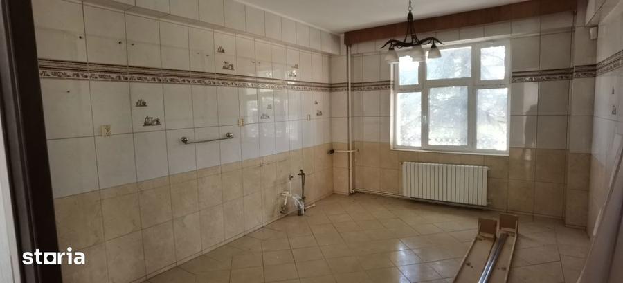 Casa S+P+1, pretabil si pentru birouri + Graj/Service auto in curte - 13