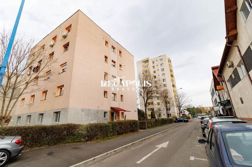 Vând apartament 2 camere Decomandat  Tractorul