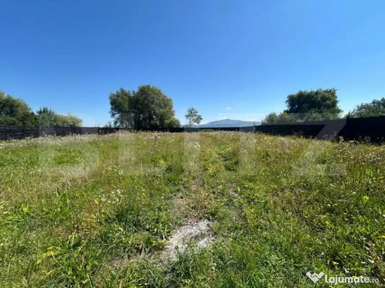 Teren ingradit si casa la rosu - 4