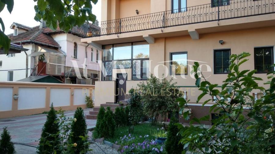 Casă individuală cu 12 camere cu Canalizare în Cotroceni