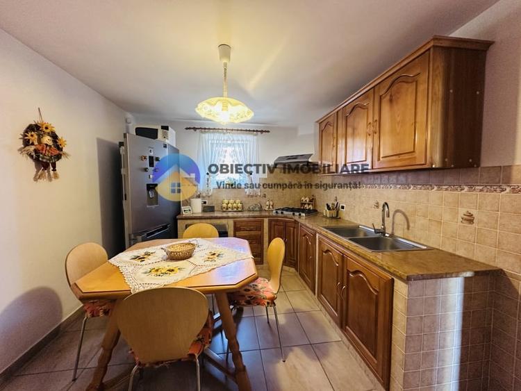 Casă cu 5 camere cu Teren 1800 Mp în Podoleni