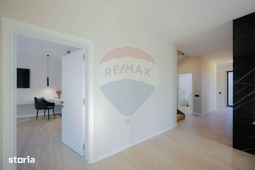 Casă cu 8 camere cu Teren 1100 Mp în Sânmartin