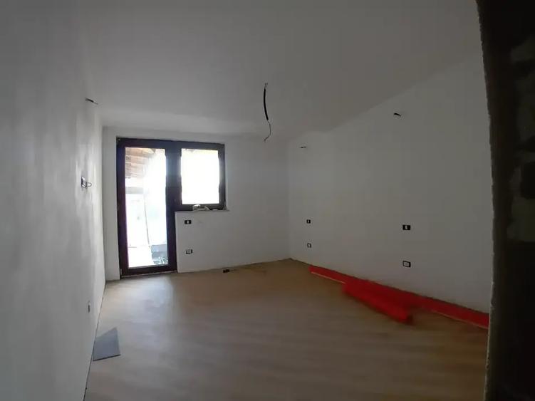Casă cu 11 camere cu Teren 443 Mp în Vitan