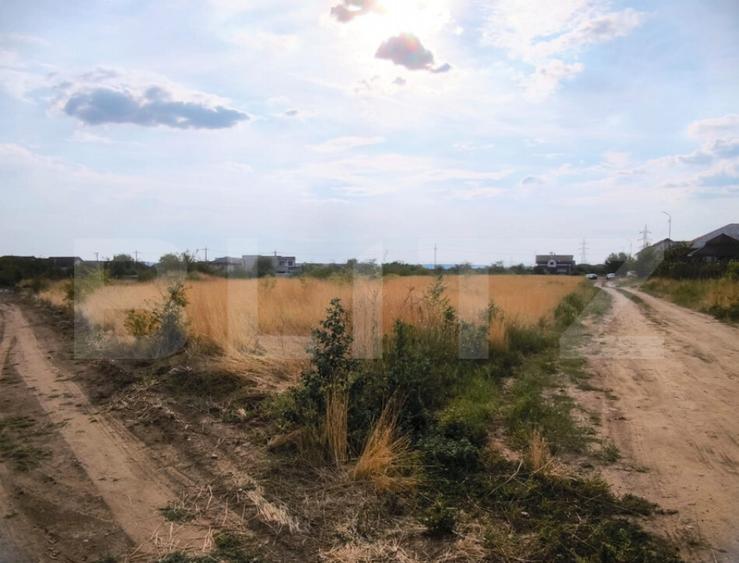 Teren intravilan 1156 mp, deschidere bilaterala, in spatele - 3