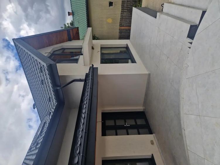 Casă cu 4 camere cu Teren 1000 Mp în Dobrovăț