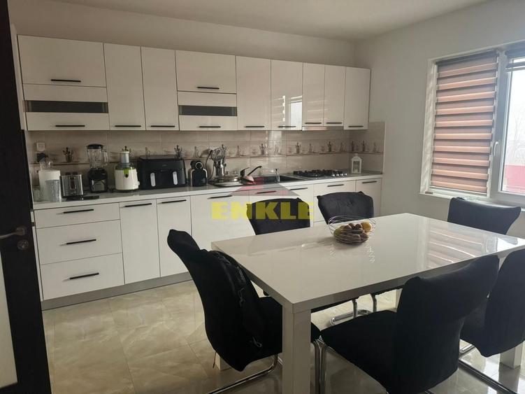 Oportunitate excelentă – teren generos + casă MOBILATĂ UTILATĂ - 1