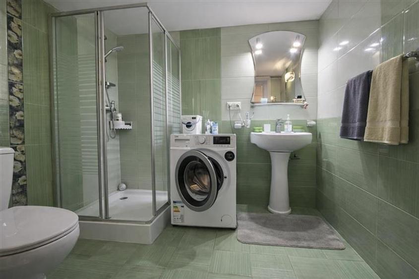 Casa Bartolomeu, pe doua nivele, stil deosebit, curte comuna - 4