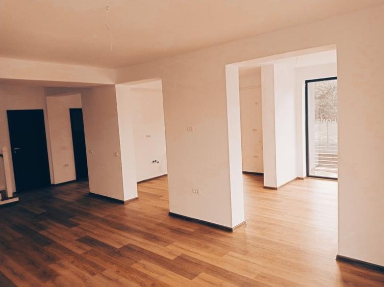 Duplex cu 4 camere cu Canalizare în Central